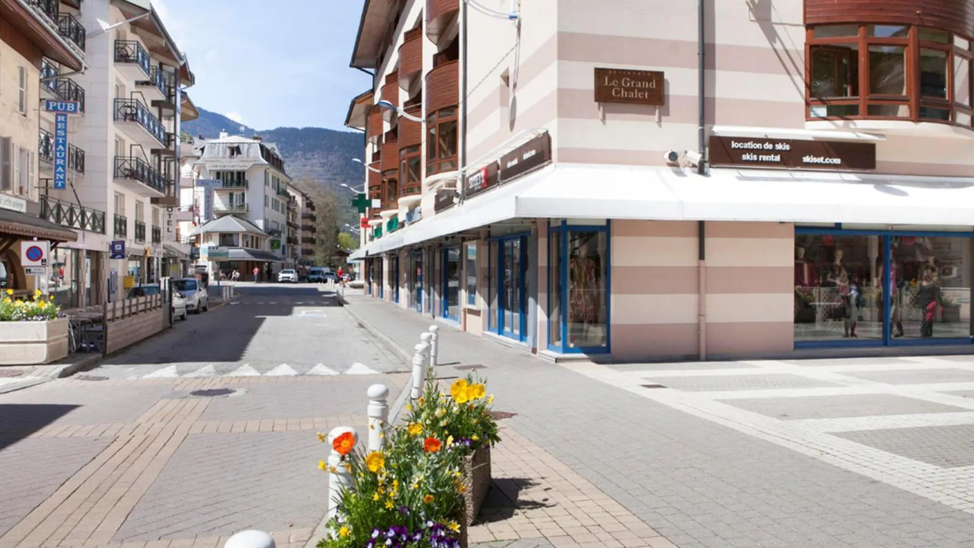 Studio Renove 2* Pour 4 Personnes - Centre De Brides-Les-Bains Avec Parking Et Wifi - Fr-1-512-167