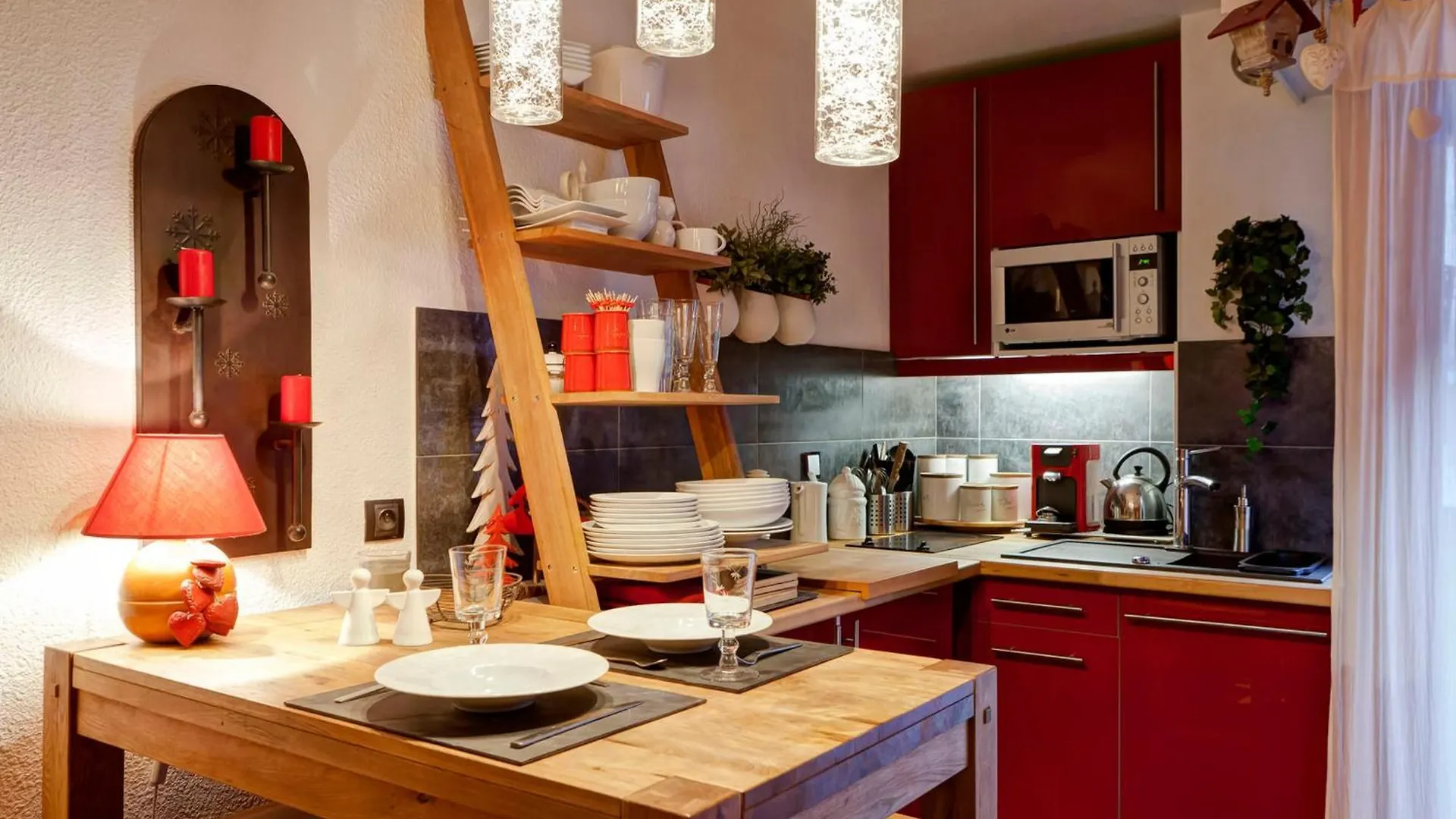 Studio Renove 2* Pour 4 Personnes - Centre De Brides-Les-Bains Avec Parking Et Wifi - Fr-1-512-167 0*,  France